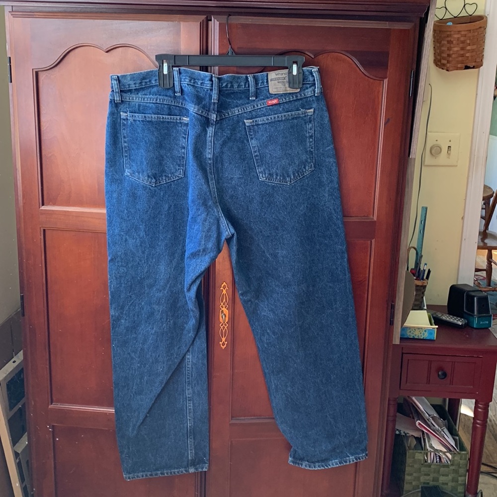 Mens Wrangler relaxed fit blue jeans size 42x30